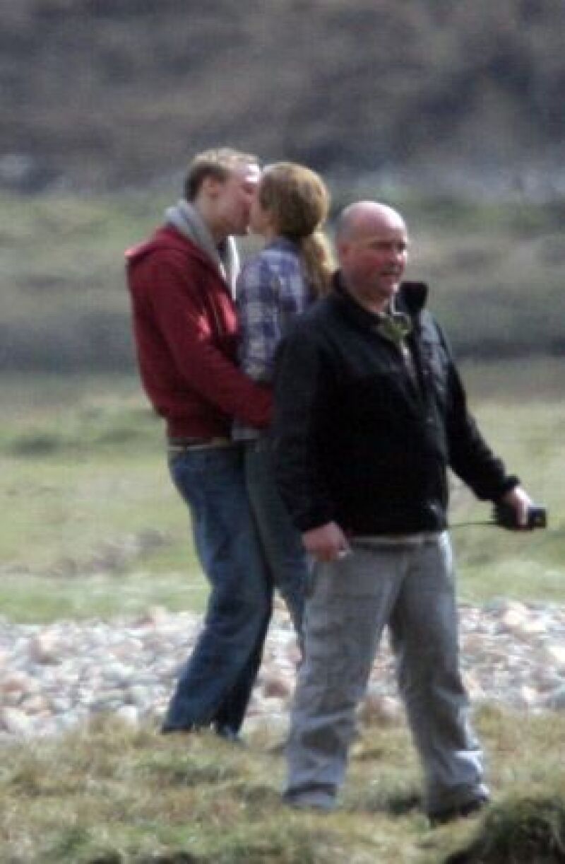 La actriz se tomó un descanso en el set de la filmación de la última parte de la saga `Harry Potter´ y aprovechó para pasear con su galán, con quien se vio muy cariñosa.