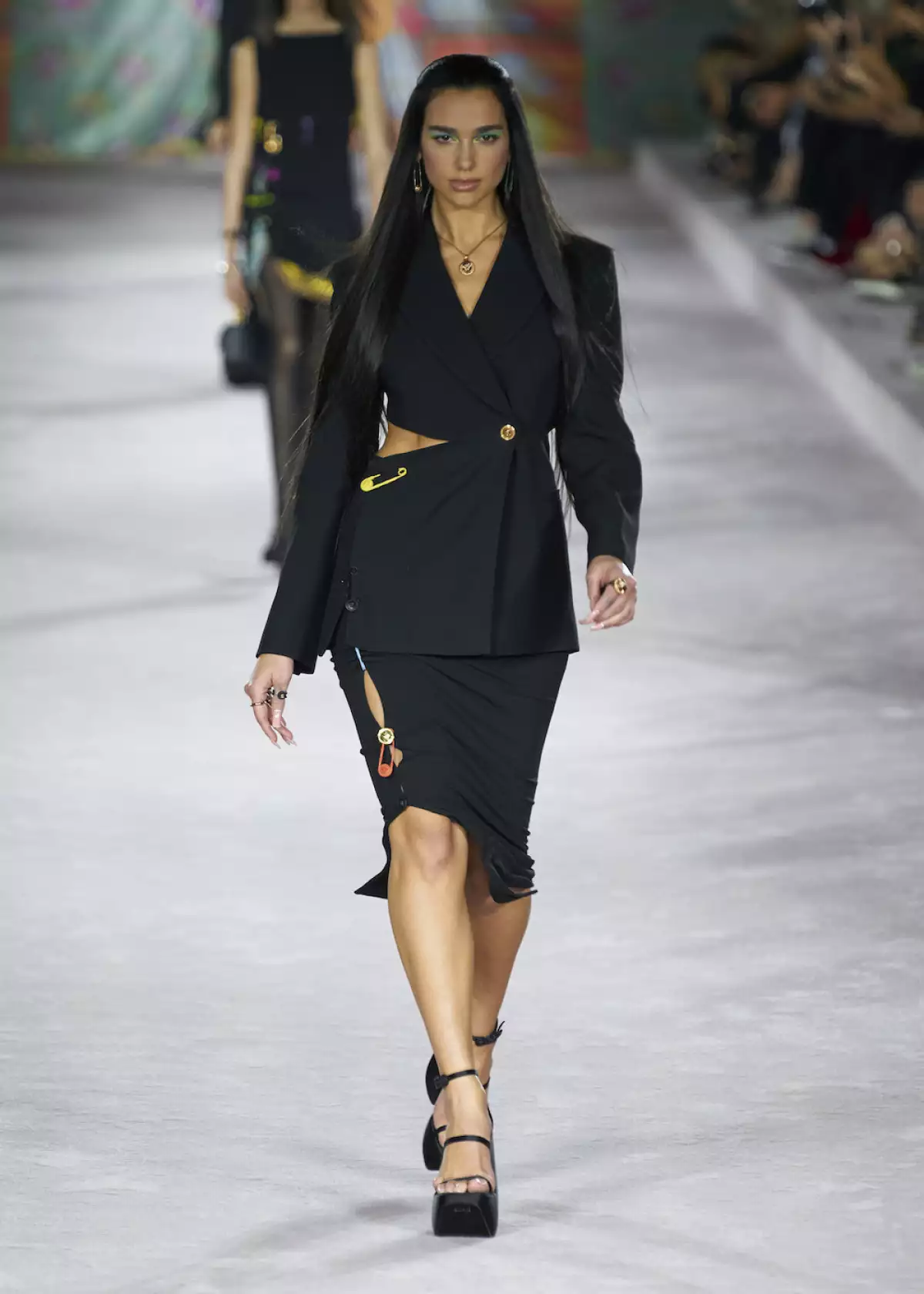 Dua Lipa desfilando para la colección spring summer 2022 de Versace. 