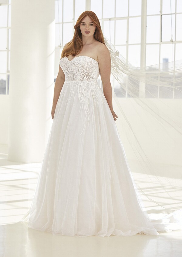 ashley-graham-pronovias-3