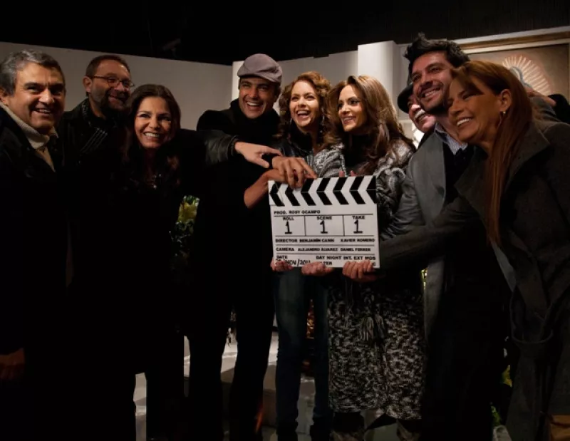 La pareja protagonista y el elenco, realizaron una misa por el inicio de grabaciones del melodrama.