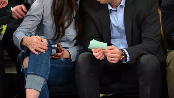 Asistió al partido de los Knicks de Nueva York, su favorito, en compañía de su nuevo agente, con el que no dejó de platicar y hacer bromas durante todo el partido.