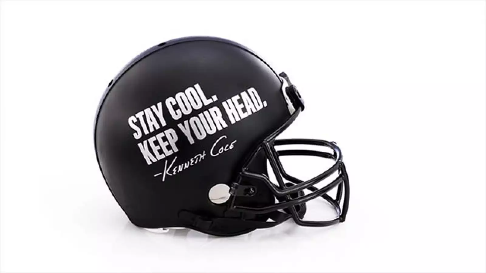 Kenneth Cole lleva a este proyecto su ya característico estilo publicitario basado en tipografía, una frase y su conocido logotipo.