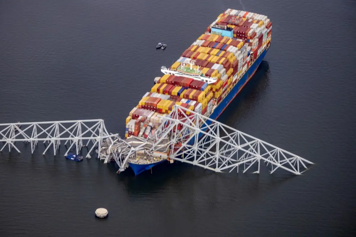 barco choca con puente en Baltimore
