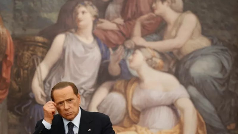 berlusconi frente a una pintura