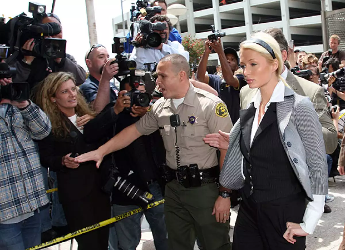 Paris también pisó la cárcel, pero ella lo hizo en 2007.