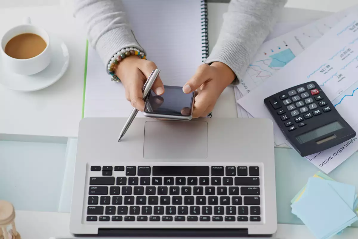 (Fotografía temática de pago de impuestos a distancia)