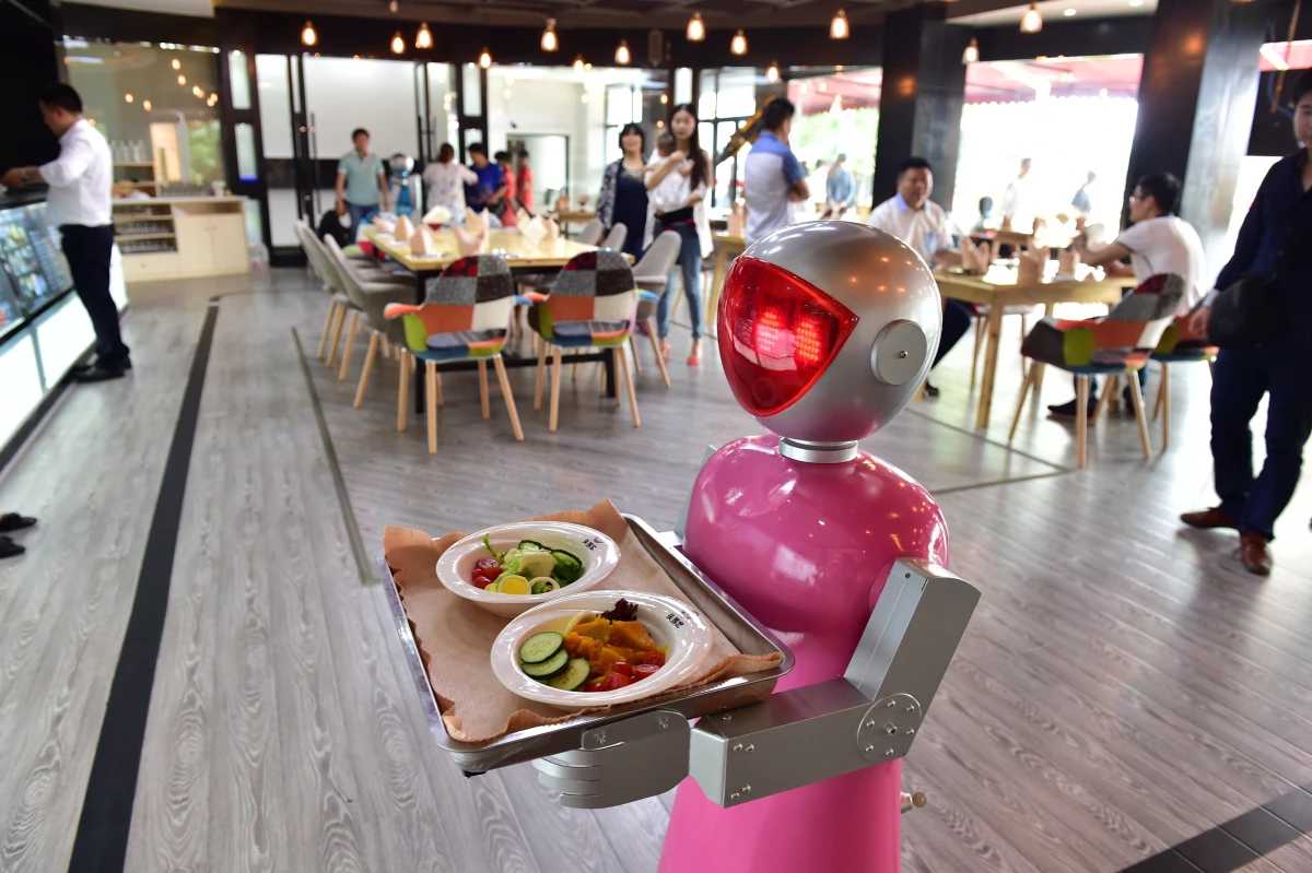Empresarios en China apuestan cada vez más por robots que trabajen como meseros