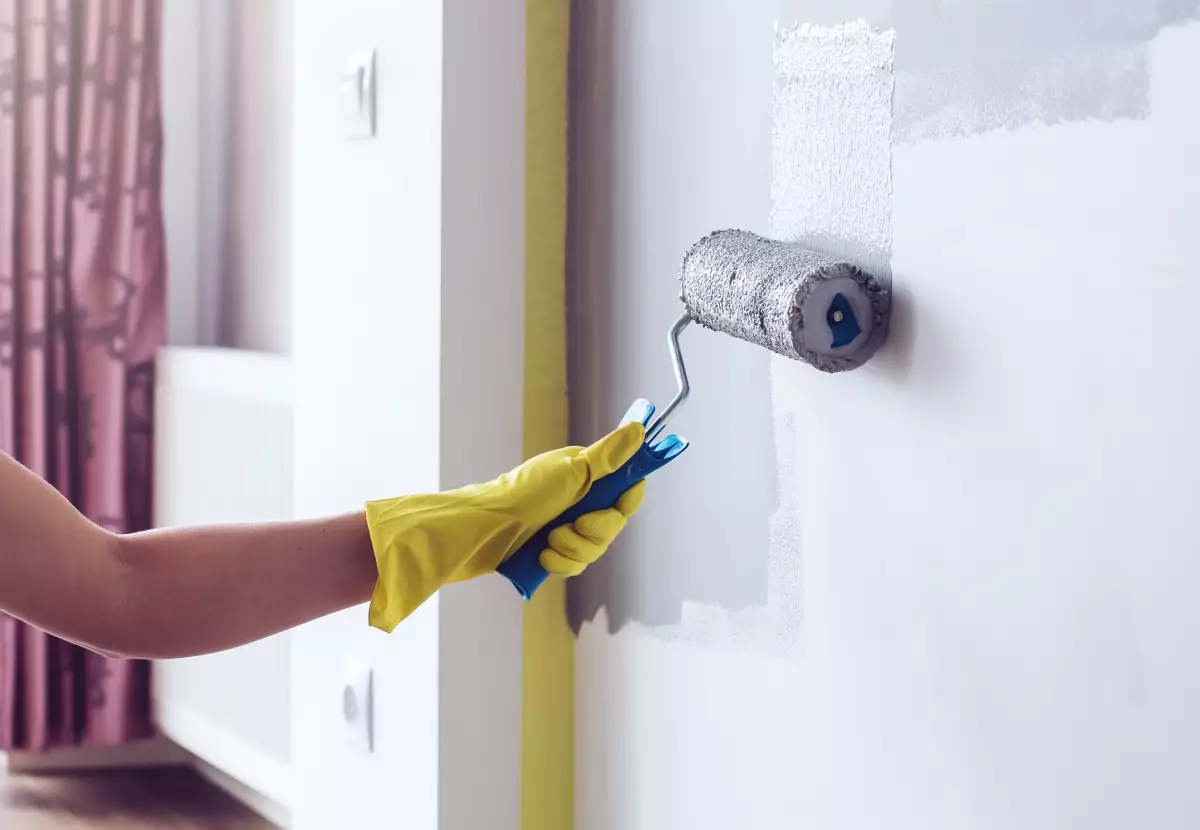 Hand painting wall in apartment