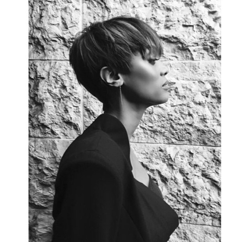 De perfil se ve mejor su nuevo cambio de look.