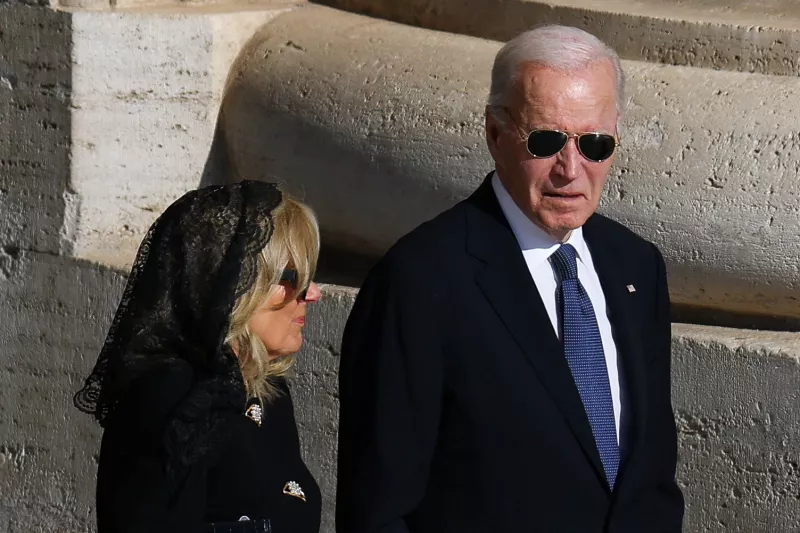 El expresidente de los Estados Unidos Joe Biden y su esposa Jill Biden caminan por delante de la misa fúnebre del Papa Francisco, en el Vaticano, el 26 de abril de 2025.