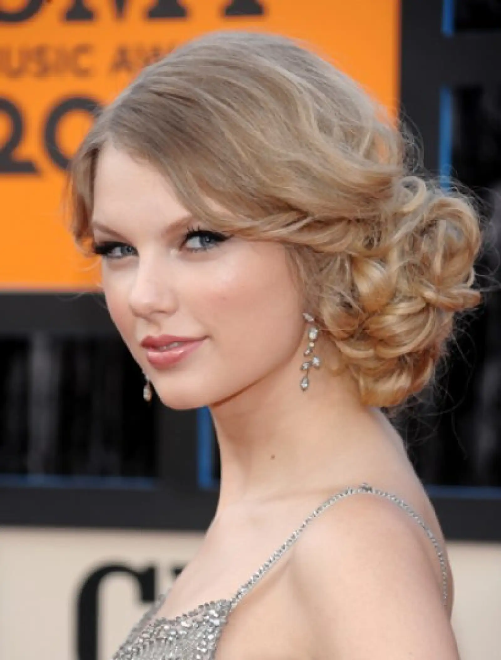 En el último lugar de estos 12 puestos está la cantante estadounidense de 19 años Taylor Swift, quien ha ganado 18 millones de dólares.