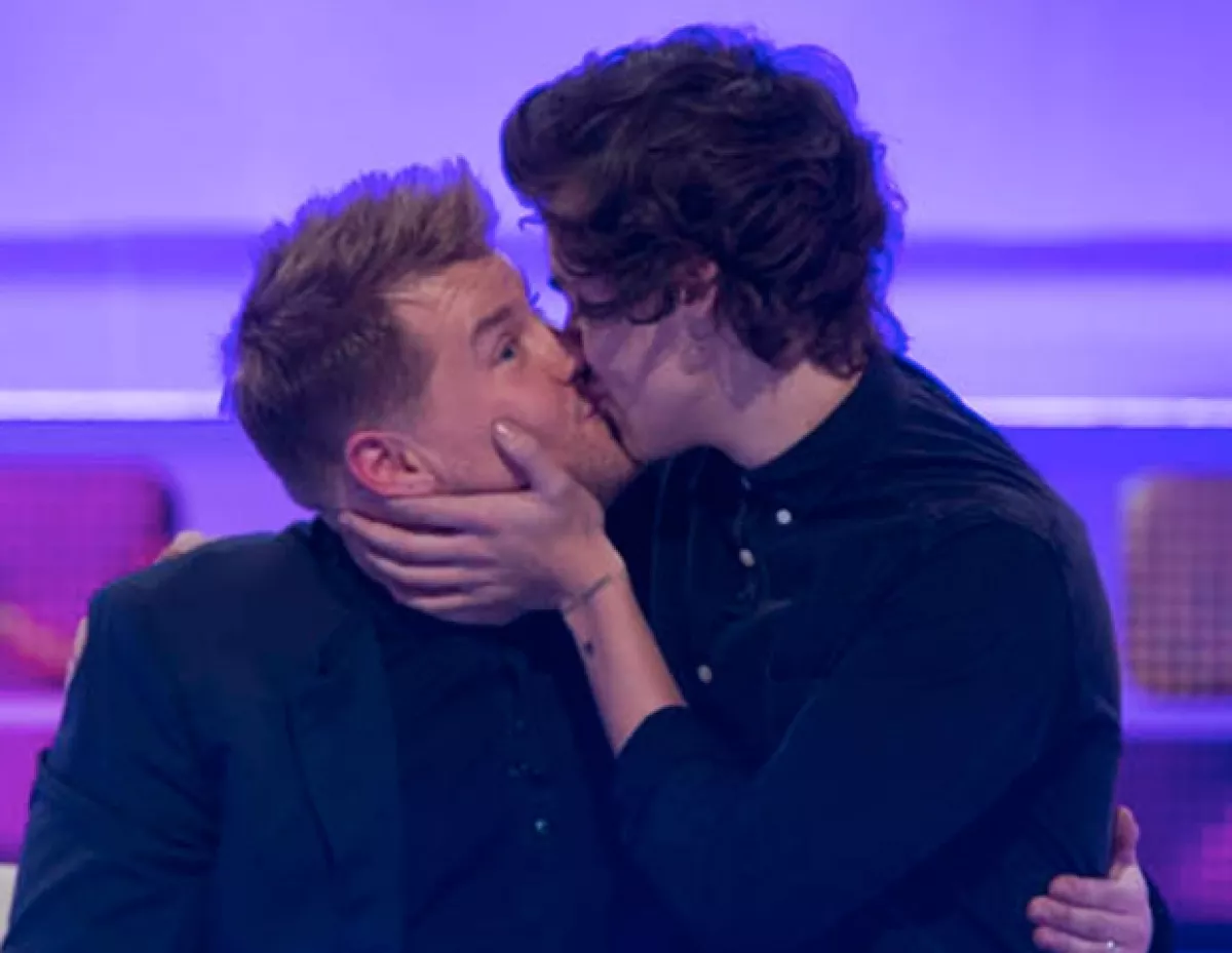 Harry besó al conductor James.