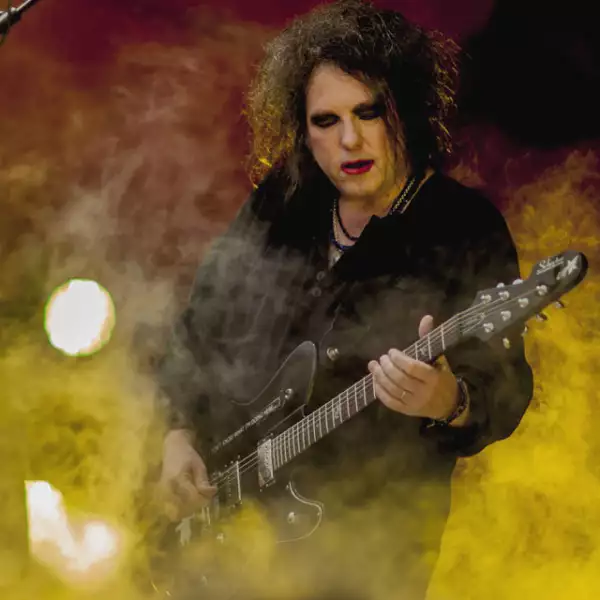 Robert Smith de la banda británica The Cure prefiere el color rojo encendido para los labios.