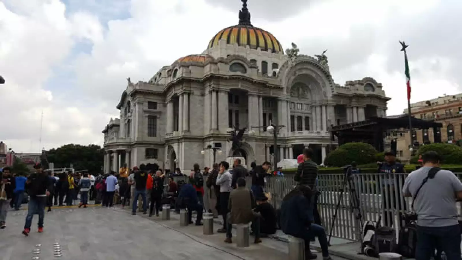 Afuera de Bellas Artes por el homenaje a Juan Gabriel.