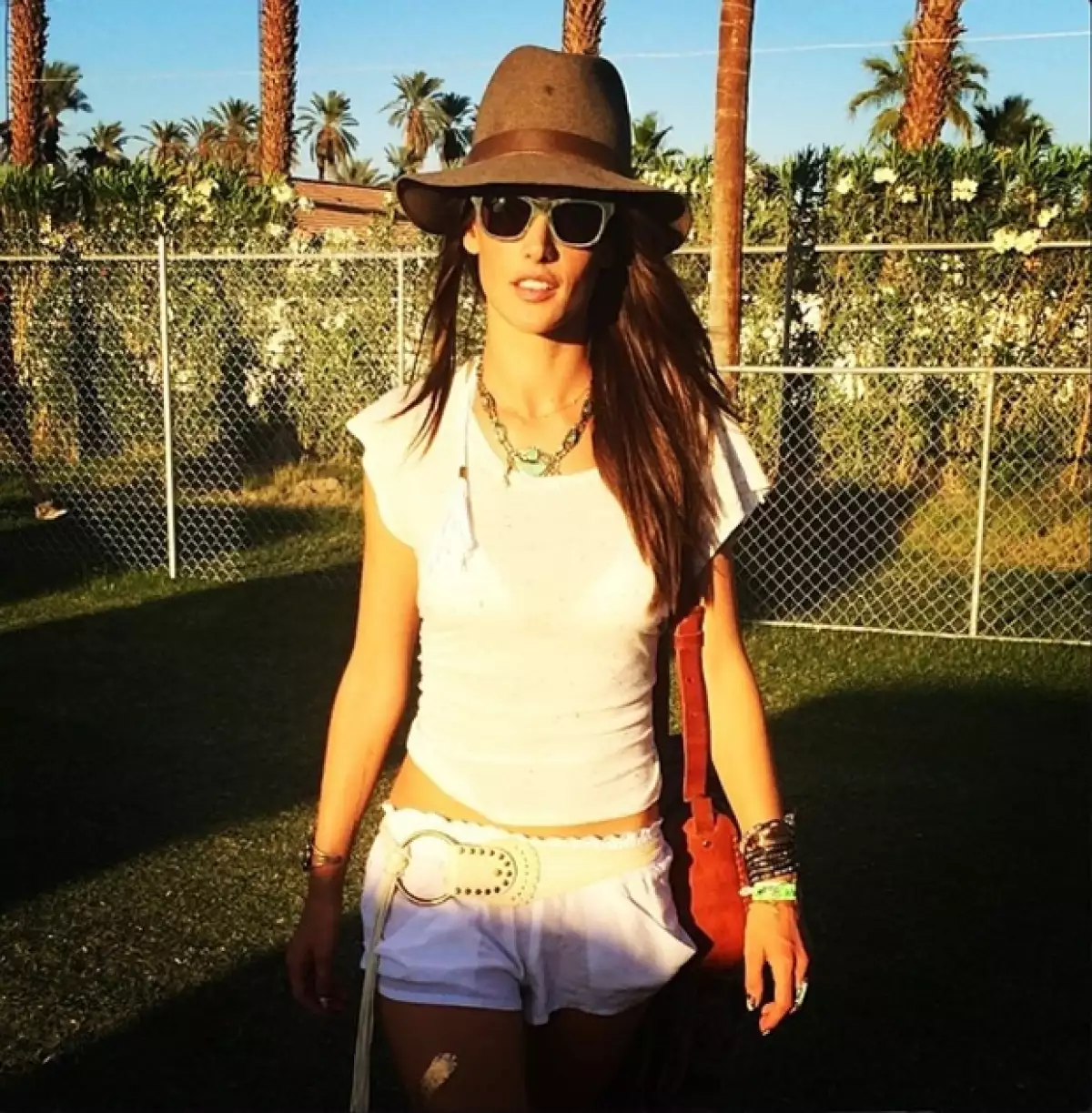 La modelo brasileña cumplió el día de ayer 33 años de edad y para celebrarlo pasó el día entero en el festival de música alternativo más concurrido por celebridades este fin de semana.