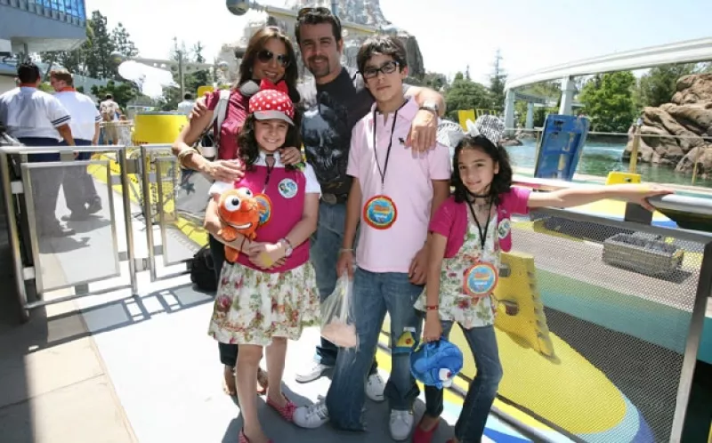 La cantante y actriz cumple hoy 39 años de los cuales los últimos 17 los ha dedicado a su esposo, Eduardo Capetillo y a sus tres hijos: Eduardo, Ana Paula y Alejandra.