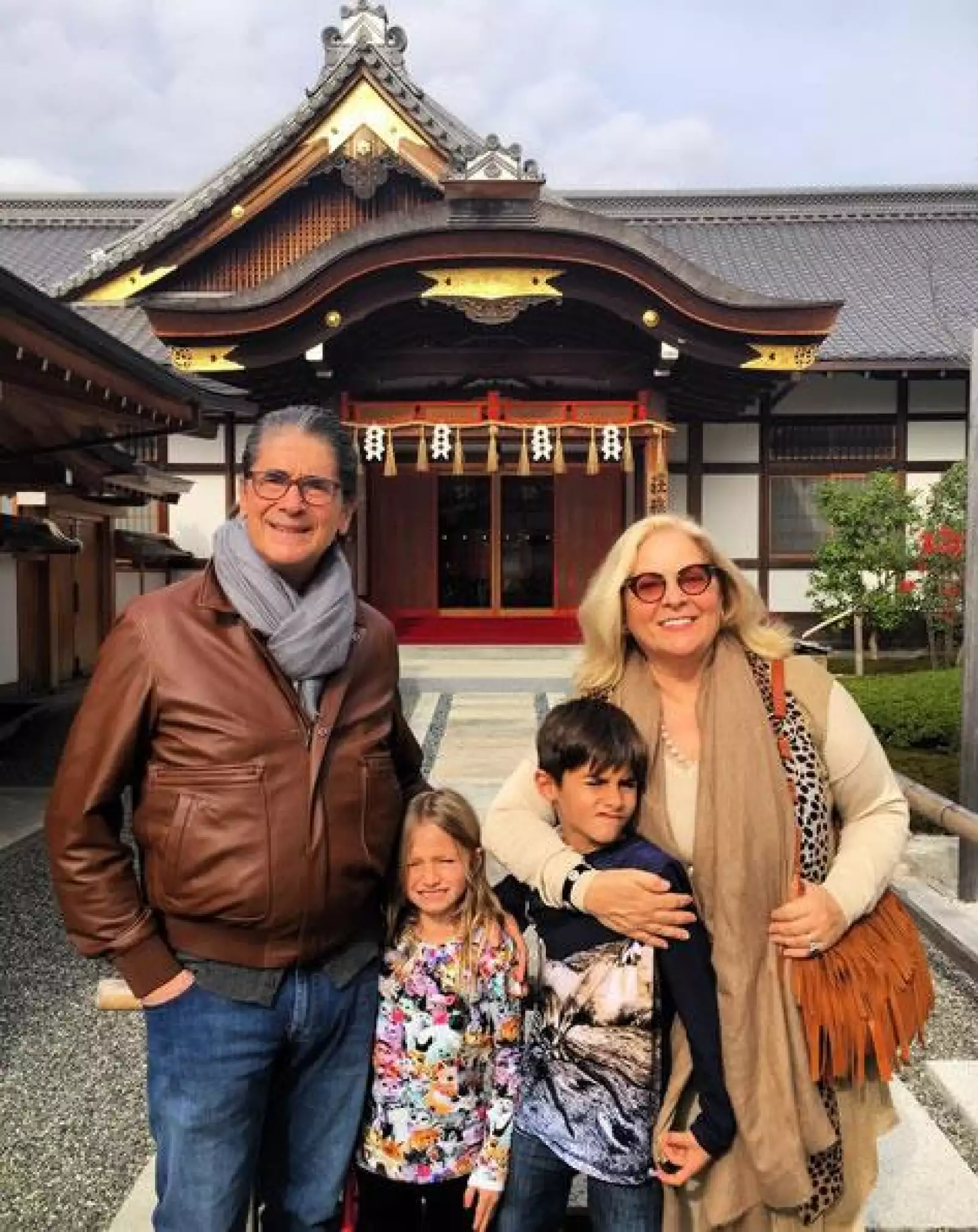 La familia no ha parado ni un segundo, aquí los vemos en Fushimi Inari-taisha.
