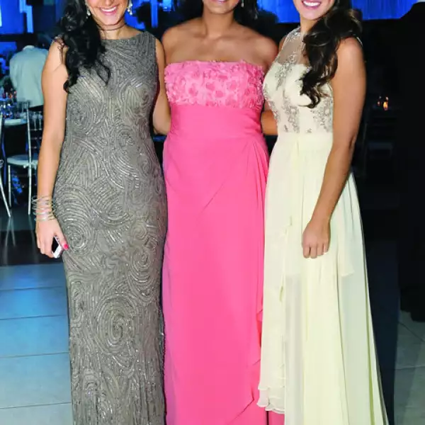 Aquí con sus amigas Natalia Dagdug y Mónica Segres durante la graduación del Colegio Miraflores.