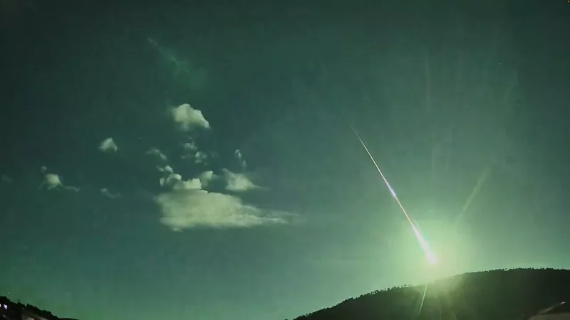 Un fragmento de cometa ilumina los cielos como se ve desde Cáceres, España, el 18 de mayo de 2024 en esta imagen muerta tomada de un vídeo de las redes sociales.