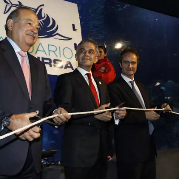 El acuario, inaugurado por el magnate Carlos Slim y el jefe capitalino Miguel Ángel Mancera, reutiliza 22 millones de litros de agua de mar obtenida de Veracruz.