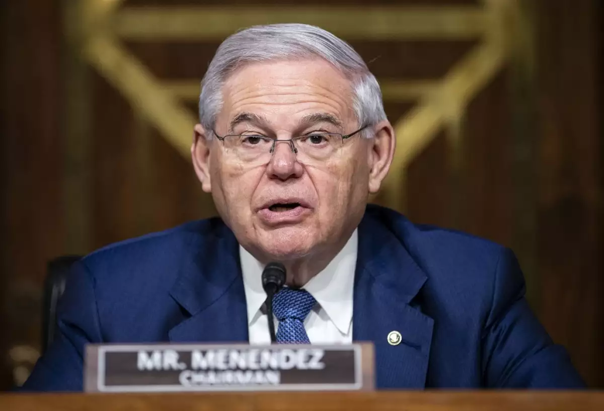 El senador estadounidense Robert Menéndez, presidente del Comité de Relaciones Exteriores del Senado, habla durante una audiencia sobre la "Revisión de la solicitud de presupuesto del Departamento de Estado del año fiscal 2023", en Washington, DC, el 26 de abril de 2022.