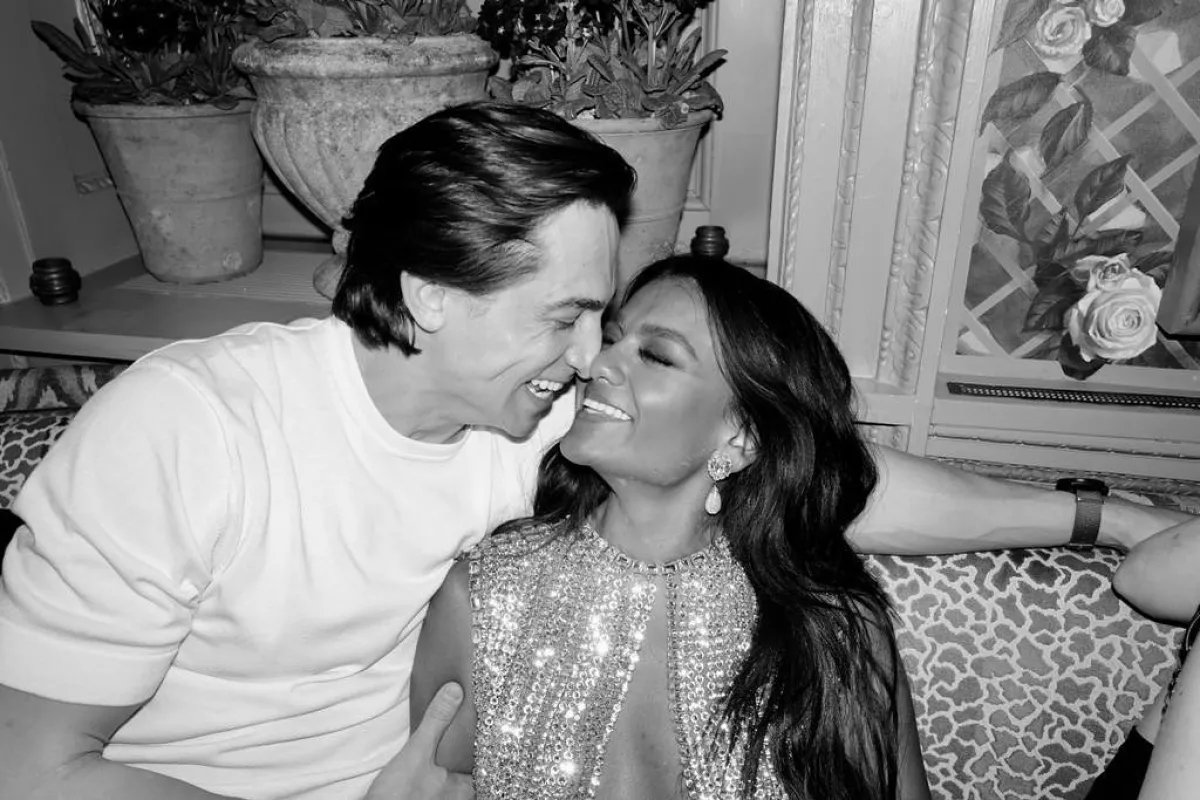 Simone Ashley y Constantin 'Tino' Klein en 2023