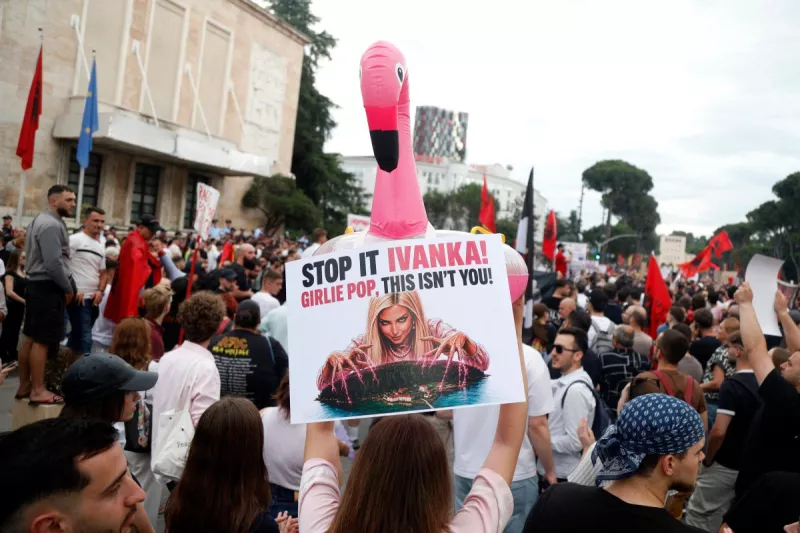 Los manifestantes participan en una manifestación frente a la oficina del primer ministro, en contra de la construcción de un complejo de lujo cerca de un área natural protegida, en Tirana el 3 de junio de 2026. Los ciudadanos se manifiestan por cuarto día para exigir transparencia en torno a un complejo proyecto turístico supuestamente vinculado al yerno del presidente de los Estados Unidos.