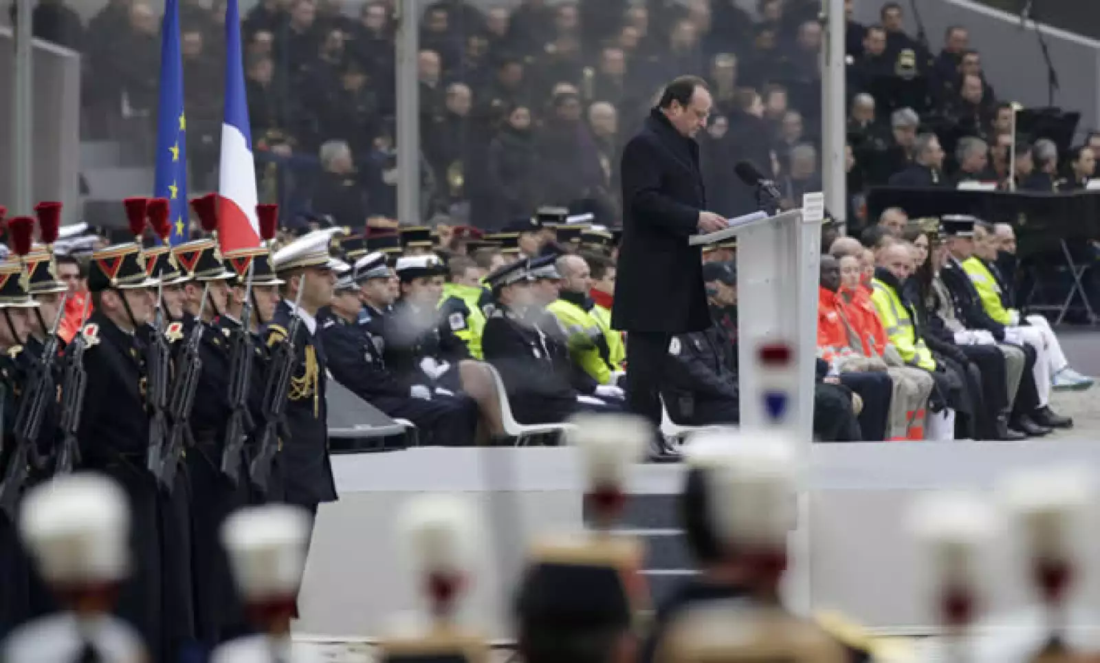 Diplomáticos y políticos se dieron cita en la Explanada de los Inválidos para la ceremonia.