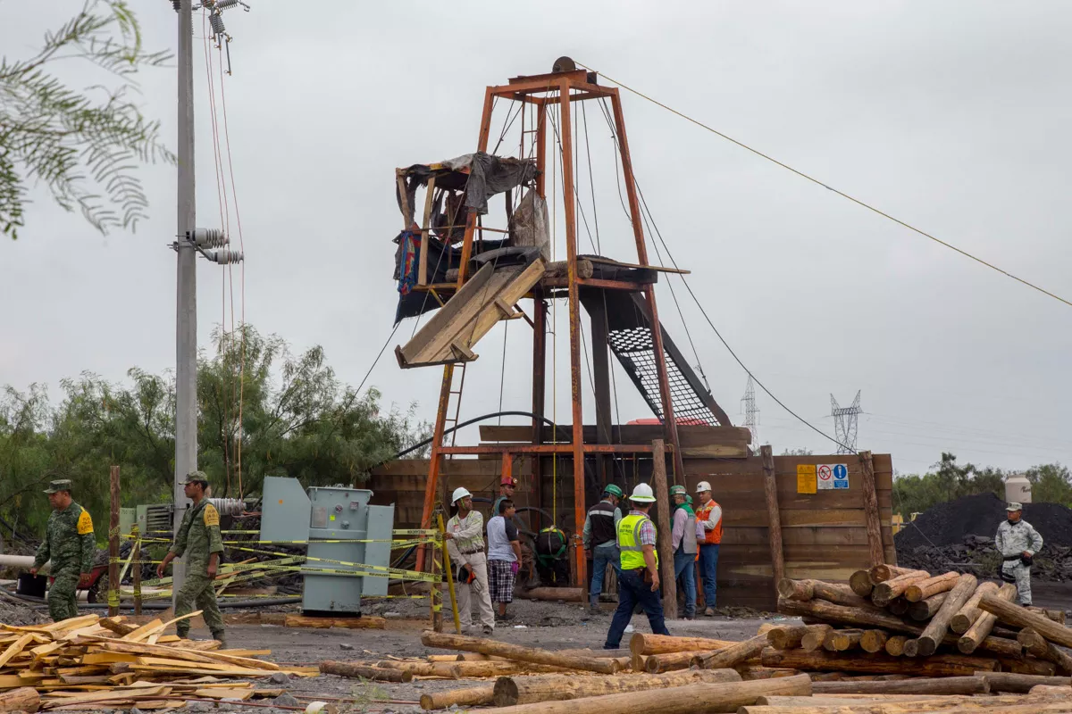 (Soldados mexicanos y personal de rescate trabajan en la mina de carbón donde 10 mineros quedaron atrapados, después de un derrumbe, Agujita, estado de Coahuila)