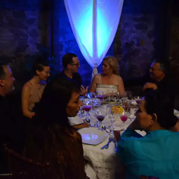 Así convivió la mesa principal de la cena, en la que se encontraban personalidades como Sarah Hoch, su esposo Ernesto Herrera, Spencer Tunik, Klaudia Oliver, Adriana Barraza y por supuesto Darren Aronofsky.