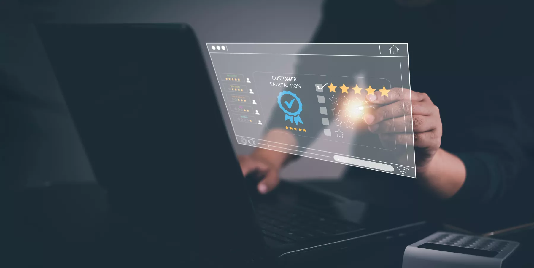 Una persona está viendo la pantalla de la computadora que muestra cinco estrellas de un ranking