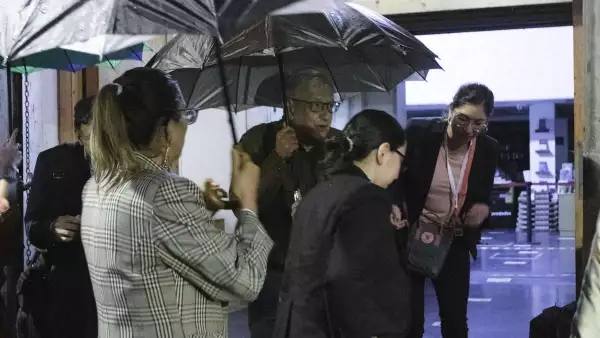 Andrés Manuel López Obrador, presidente de México se reunió con funcionarios en su mayoría de Morena para festejar en un restaurante de la Ciudad cerca del Zócalo el triunfo de Delfina Gómez con la Gobernatura del Estado de México