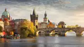 foto paronamica del rio vltava de praga y el puente charles