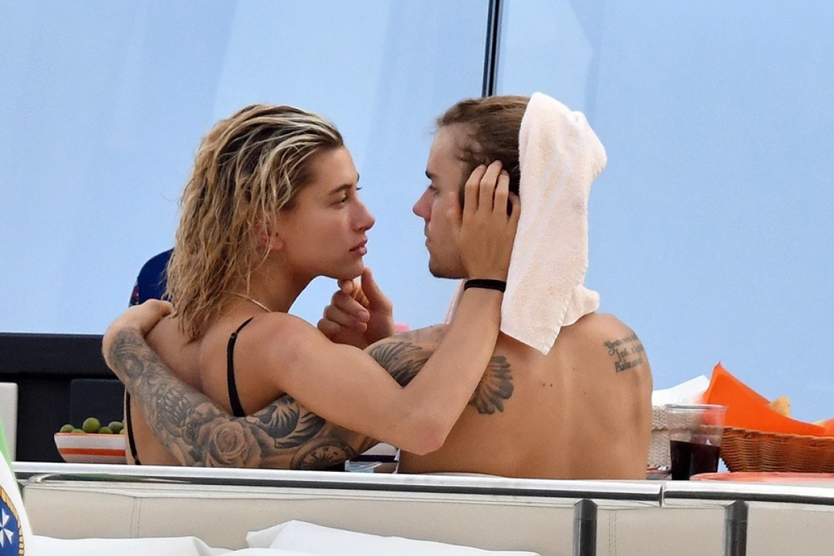 Justin Bieber y Hailey Baldwin lucen muy enamorados