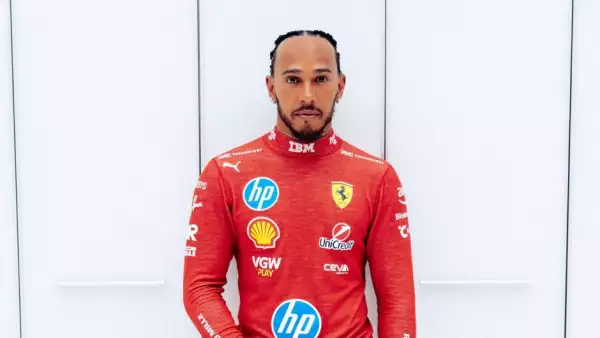 El piloto de Fórmula 1 Lewis Hamilton luce el uniforme rojo de Ferrari.