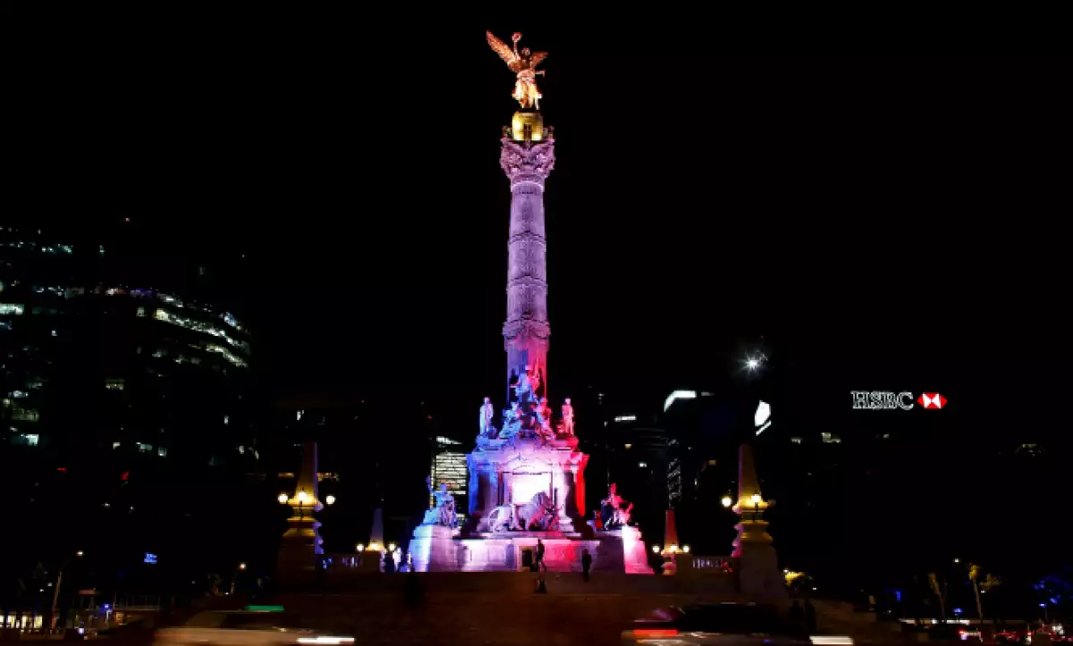 El Ángel de la Independencia fue iluminado la noche de este viernes con los colores franceses.