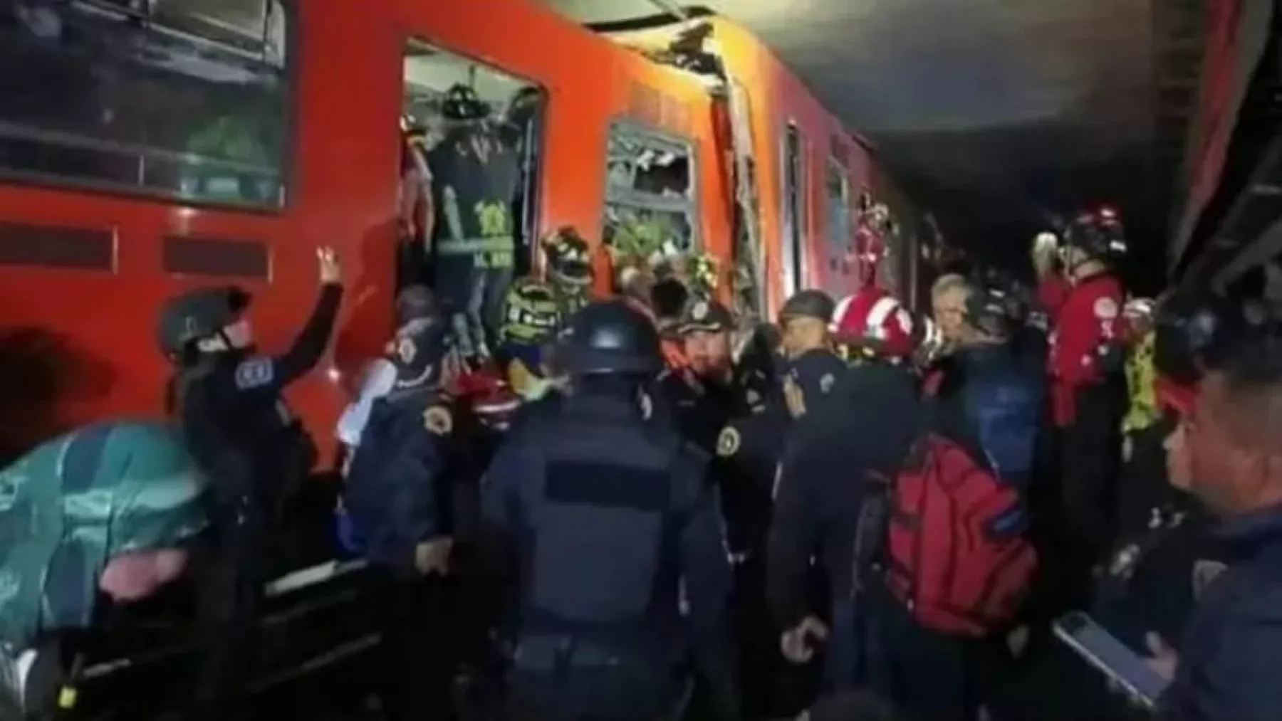 Choque de ambos convoys de metro en la estación Potrero del sistema de transporte en donde una mujer perdió la vida y 59 más resultaron lesionadas.