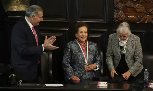 Ifigenia Martínez recibe la Medalla Belisario Domínguez