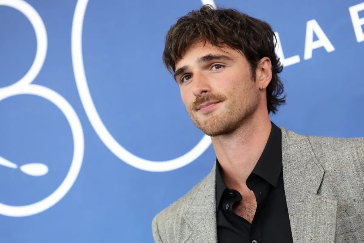 Foto de Jacob Elordi con barba a medio crecer y corte de pelo estilo mud cut con cabello lacio.