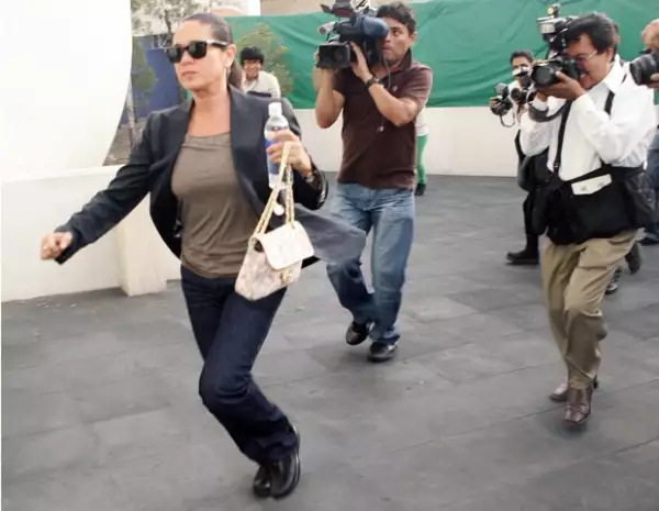 La actriz Yolanda Andrade apresuró el paso ante la presencia de los medios de comunicación.