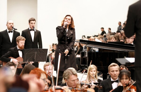Alison Moyet performing live at the Burberry Womenswear Spring _ Summer 2016 Show_002