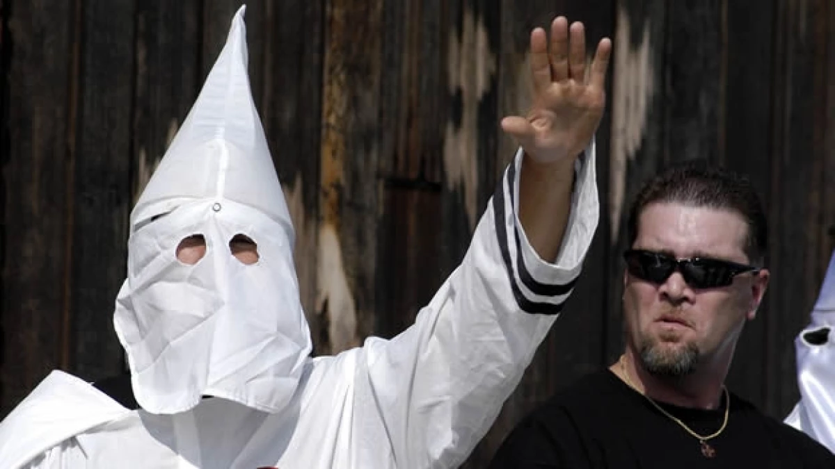 Un integrante del Ku Klux Klan durante la reunión anual del grupo estadounidense en Valley Forge, Pensilvania