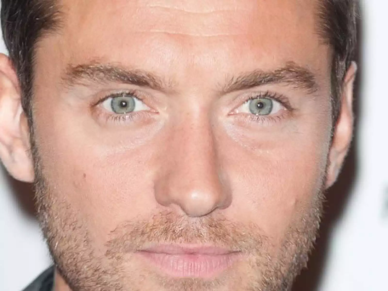 El sexy actor británico Jude Law conquista a cualquiera con su acento y sus ojitos.