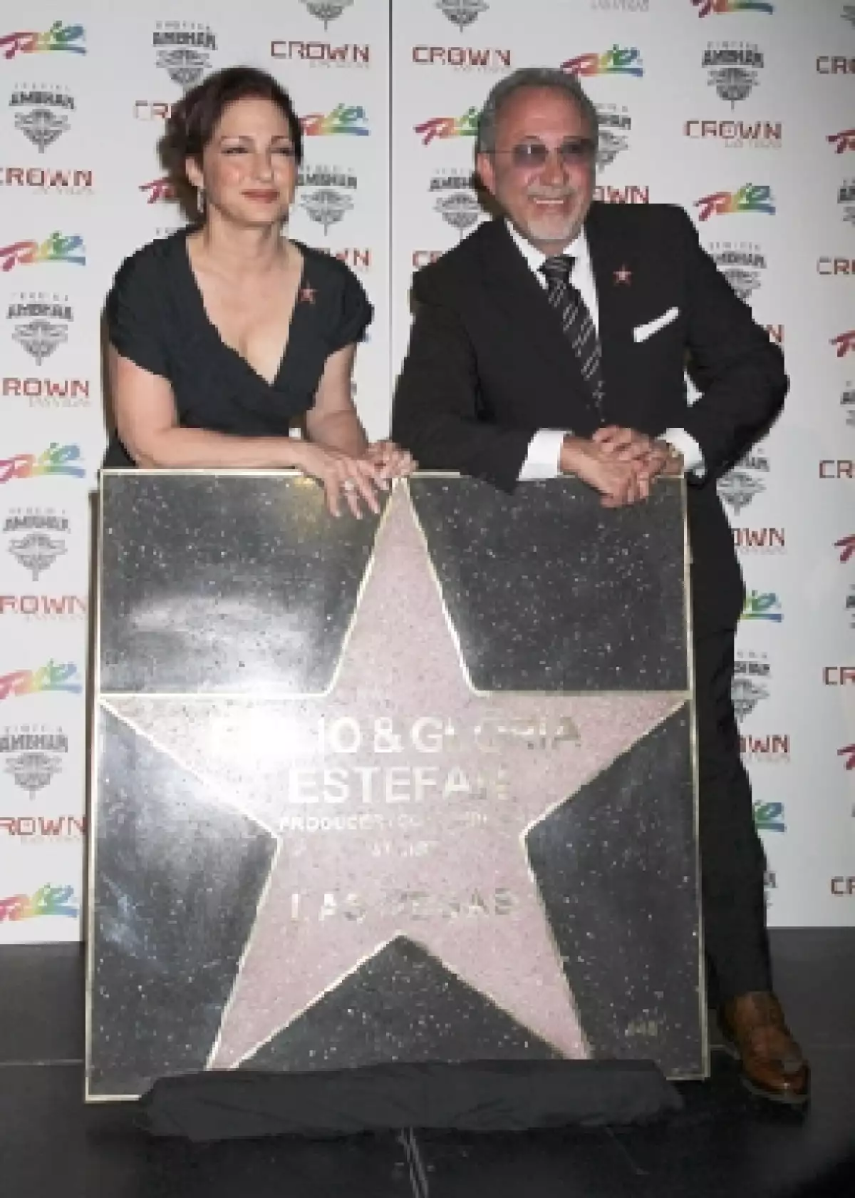 Los cubanos recibieron este reconocimiento como pareja, en el homenaje que la ciudad ofrece a las celebridades de la música latina.