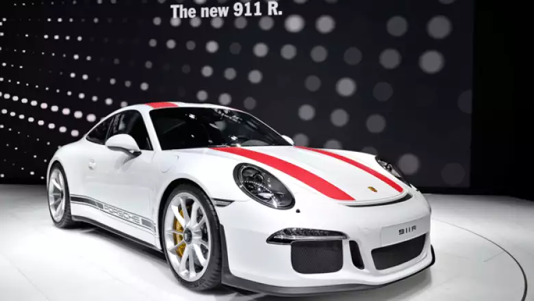 3. Porsche 911 R. Es una verdadera bestia gracias a su motor boxer 6 atmosférico de 500 CV.