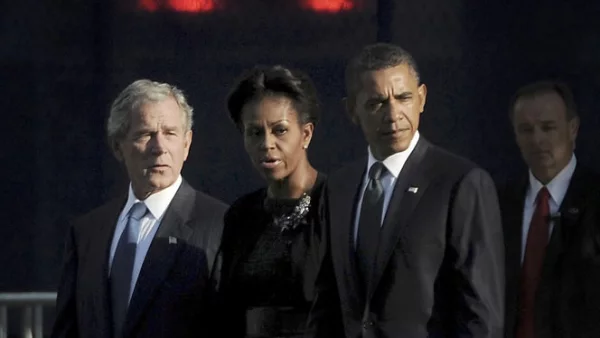 "Dios es nuestro amparo y fortaleza", dijo el presidente Barack Obama al leer un pasaje bíblico. El mandatario y su antecesor, George W. Bush, encabezaron la ceremonia en NY por el décimo aniversario de los ataques.