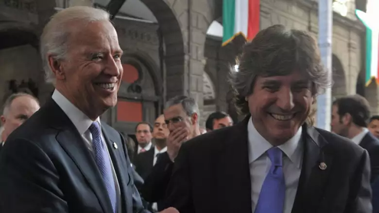 El vicepresidente de Estados Unidos, Joseph Biden, saluda a su homólogo argentino Amado Boudou.