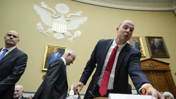 Ryan Graves, director ejecutivo de Americans for Safe Aerospace, el comandante retirado de la Marina David Fravor, y David Grusch, ex oficial de reconocimiento nacional representante del Grupo de trabajo de fenómenos anómalos no identificados en el Departamento de Defensa de los Estados Unidos, llegan para una audiencia del Comité de Supervisión de la Cámara de Representantes. 