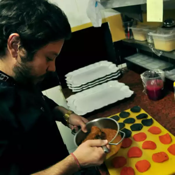 Chef Francisco Javier García preparando las tostadas de Pato al Tequila Alacrán