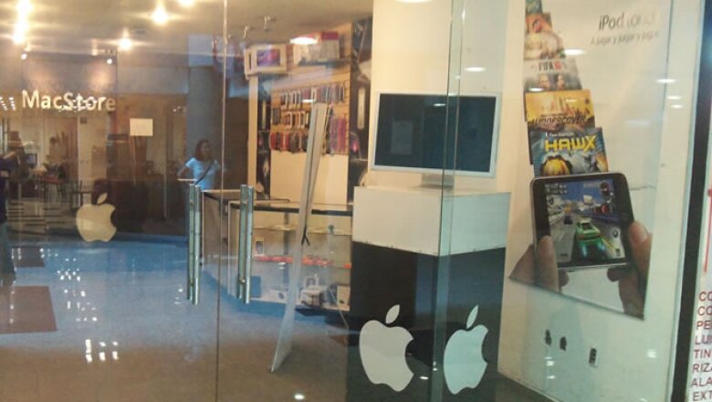 En su pared se puede apreciar publicidad oficial de la tecnológica, utilizada hace un par de años para el iPod Touch.